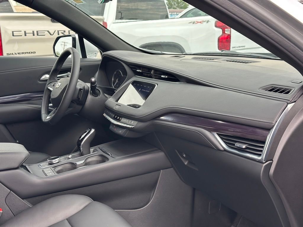 Used 2022 Cadillac XT4 Luxury w/ Cold Weather Package AWD/4WD image 17