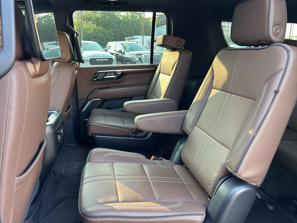 Used 2025 Chevrolet Suburban High Country AWD/4WD image 13