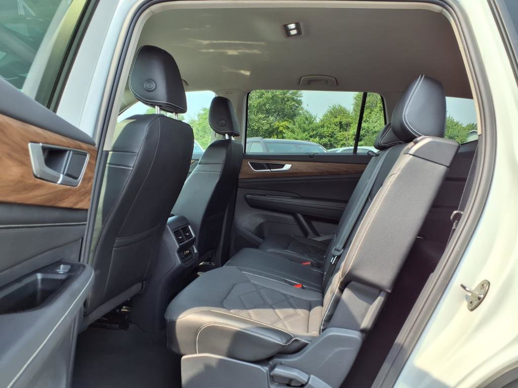 Used 2025 Volkswagen Atlas SE image 22