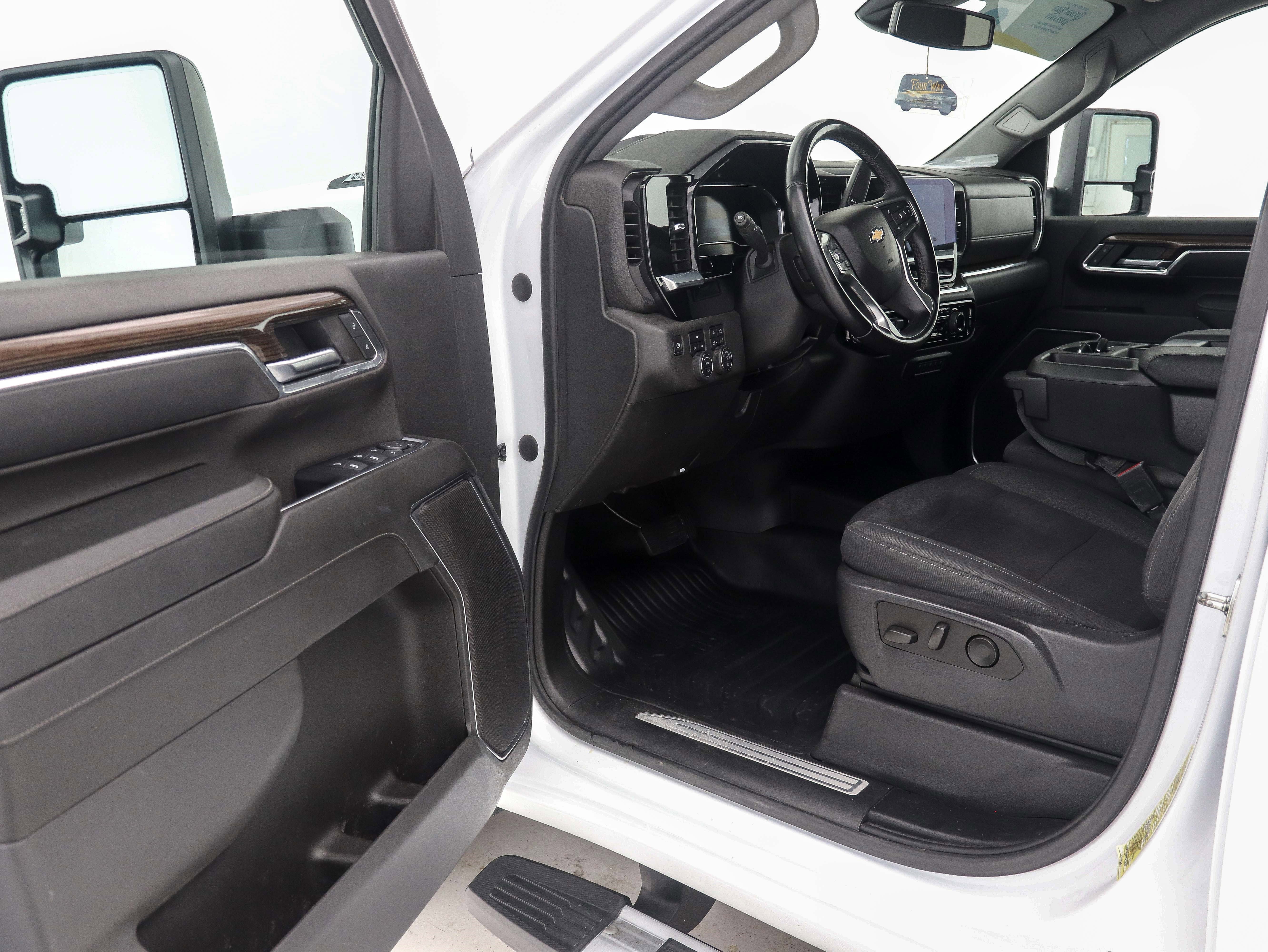 Used 2024 Chevrolet Silverado 2500 LT w/ Convenience Package image 19