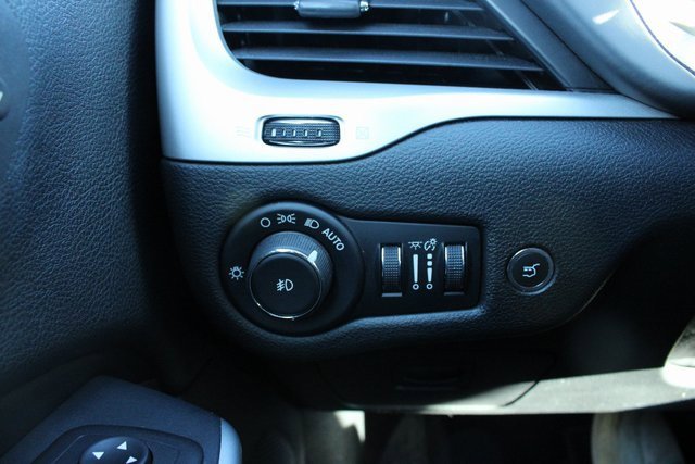 Used 2018 Jeep Cherokee Overland image 11