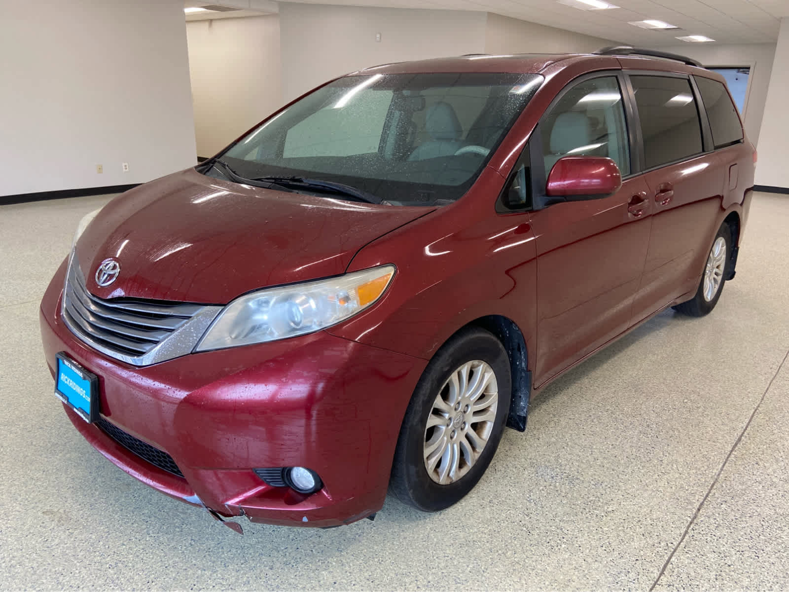Used 2013 Toyota Sienna XLE FWD image 1