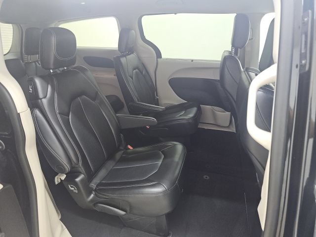 Used 2023 Chrysler Pacifica Touring-L FWD image 18