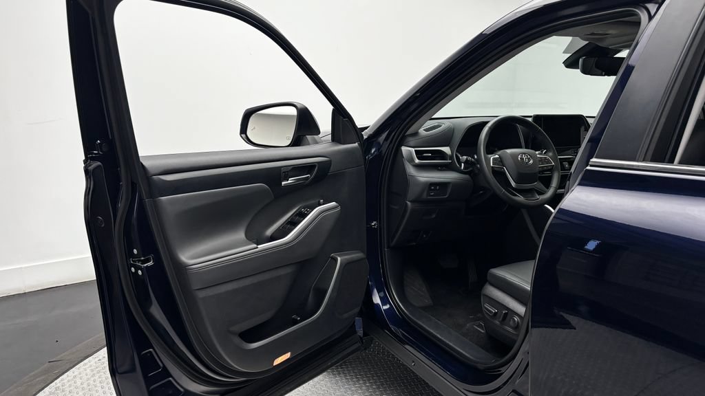 Used 2025 Toyota Highlander XLE AWD/4WD image 18