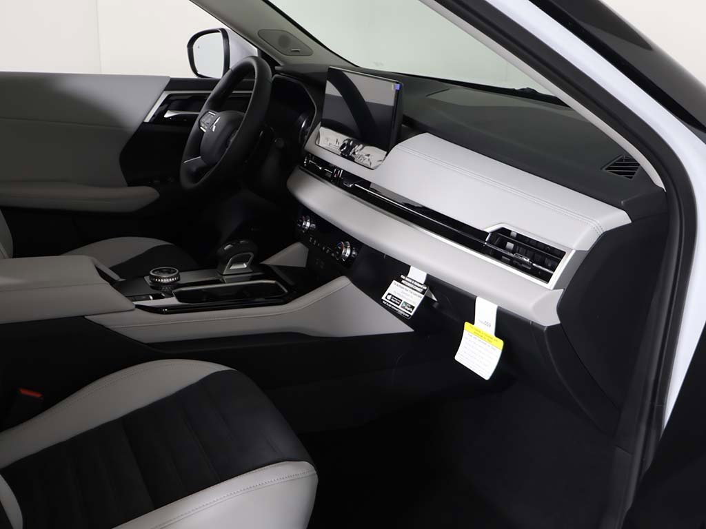 New 2025 Mitsubishi Outlander SE image 25