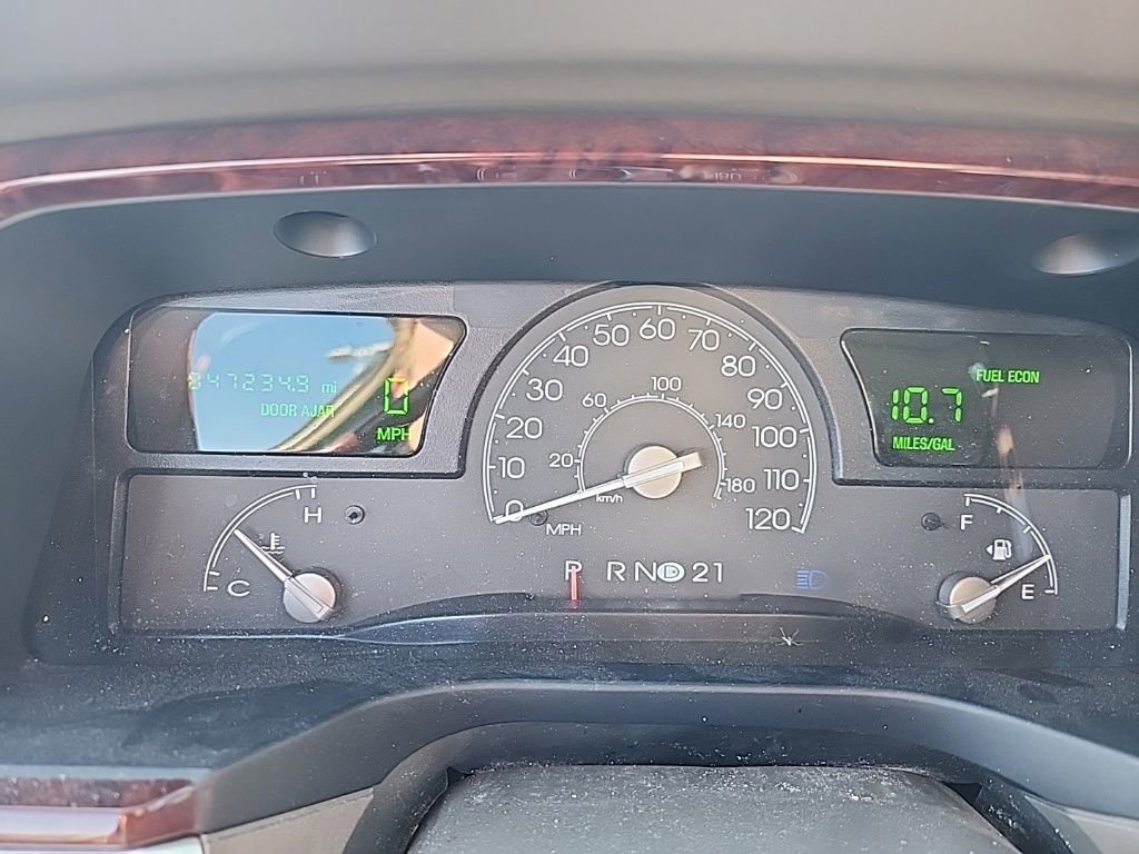 Used 2005 Lincoln Town Car Signature Limited image 11