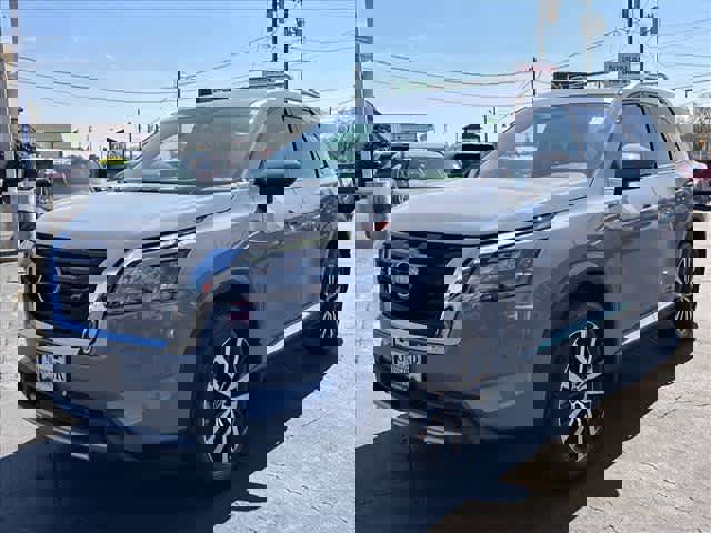 Used 2025 Nissan Pathfinder Platinum w/ Cargo Package image 7