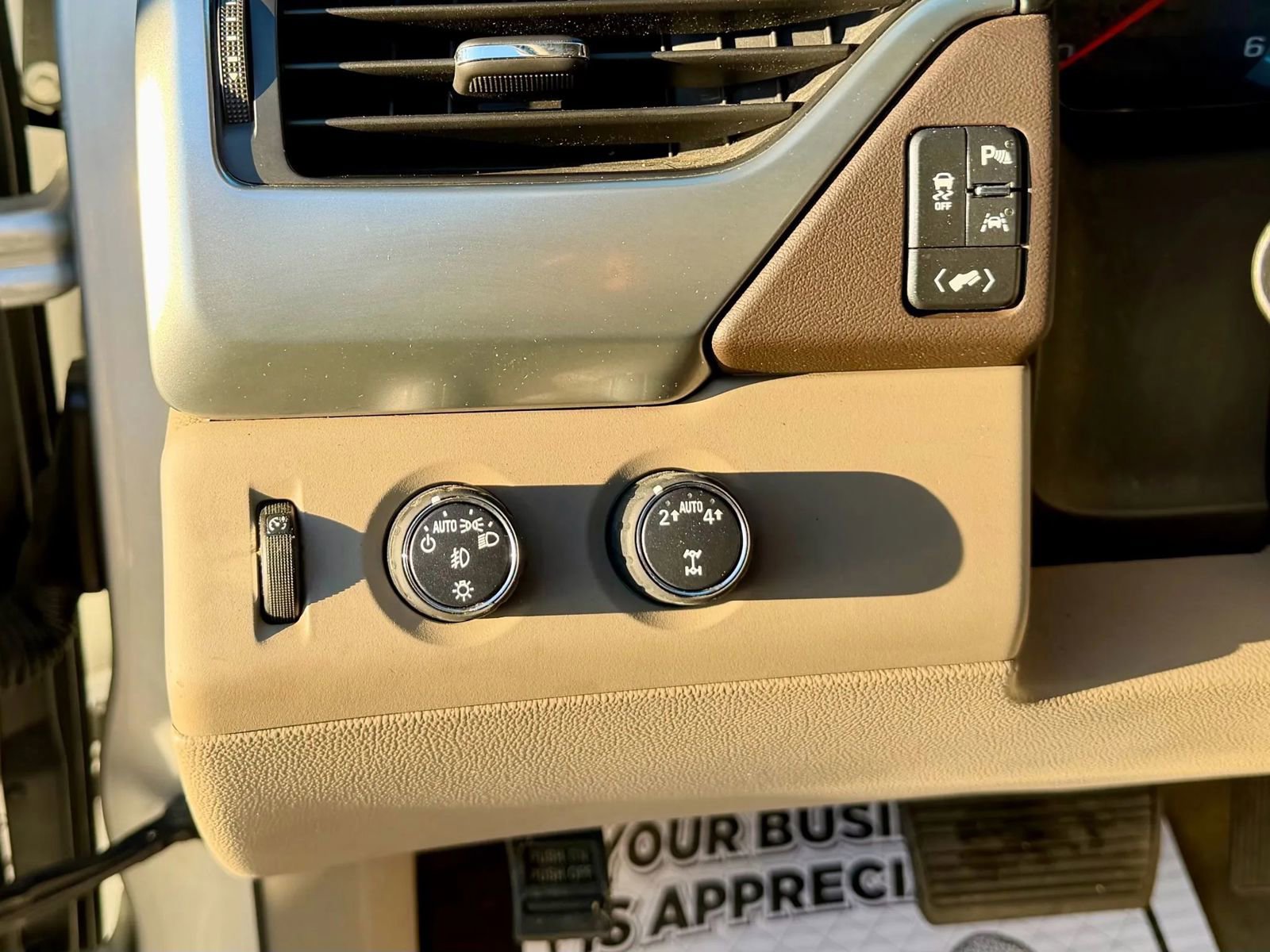 Used 2018 Chevrolet Suburban LT image 12