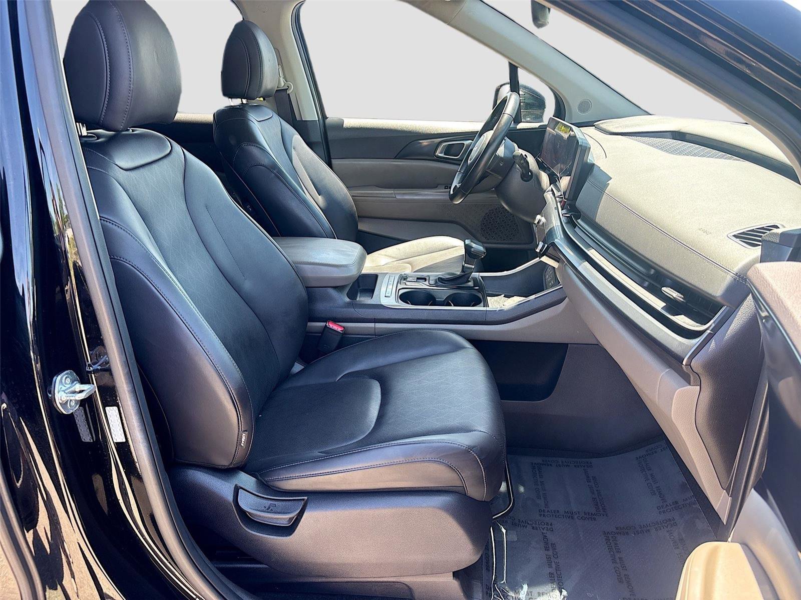 Used 2025 Kia Carnival FWD image 29