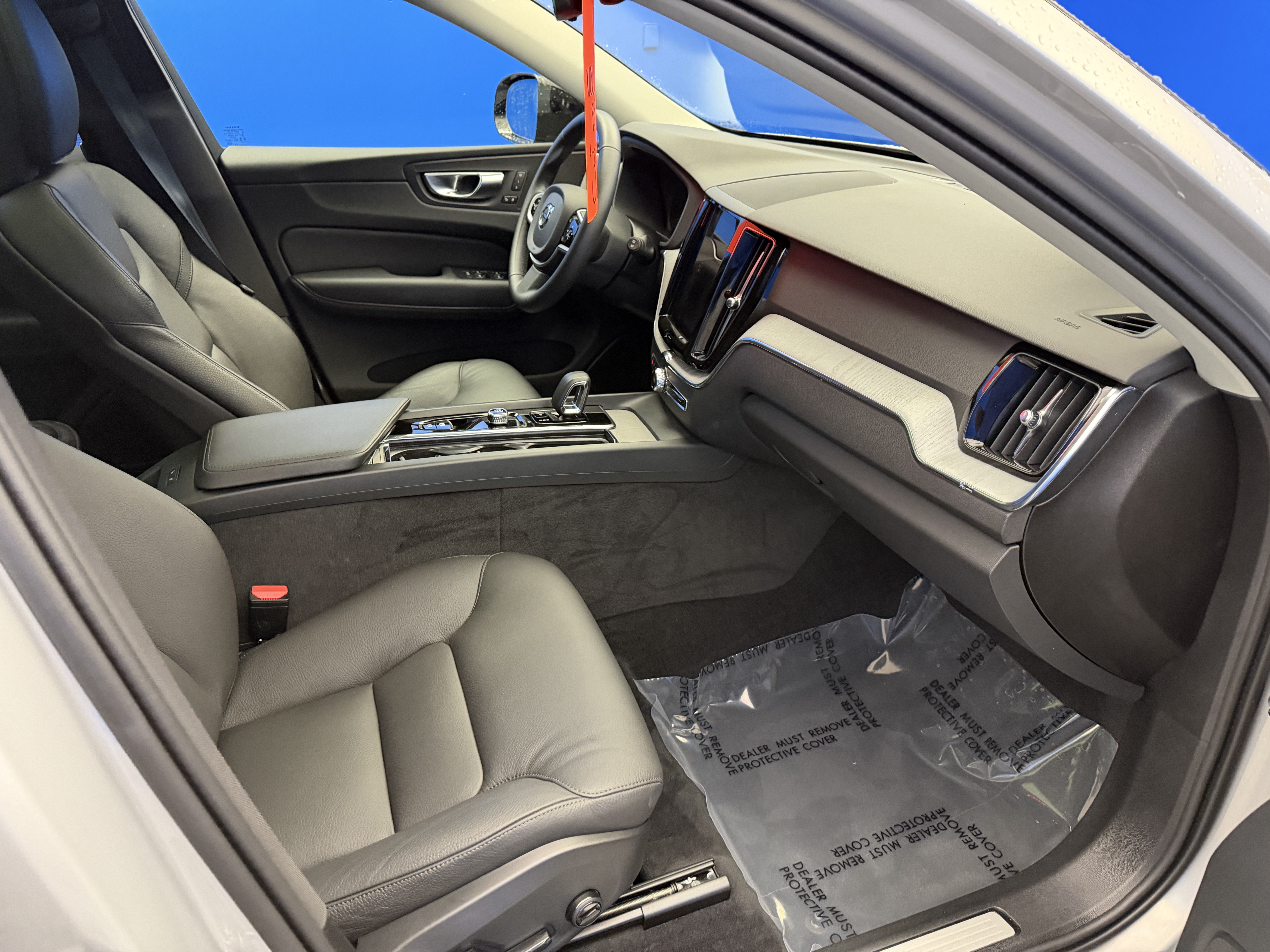 Used 2025 Volvo XC60 B5 Plus AWD/4WD image 24