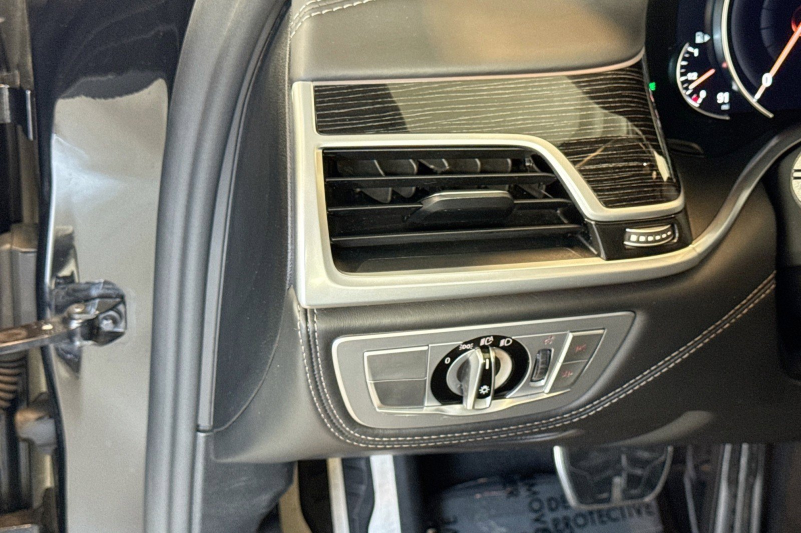 Used 2019 BMW M760i xDrive w/ Luxury Rear Seating Package image 10