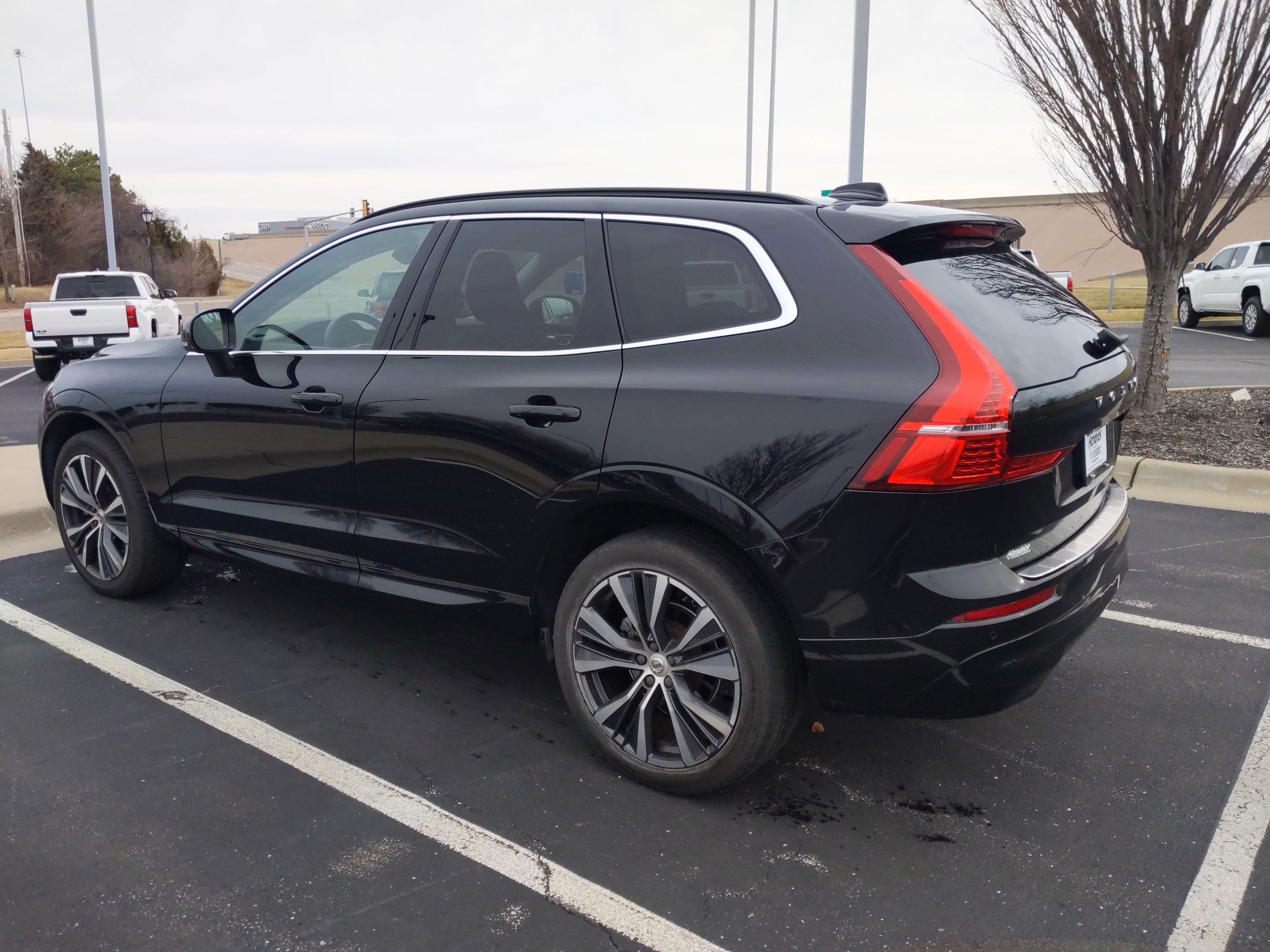 Used 2022 Volvo XC60 B5 Momentum w/ Protection Package Premier image 8