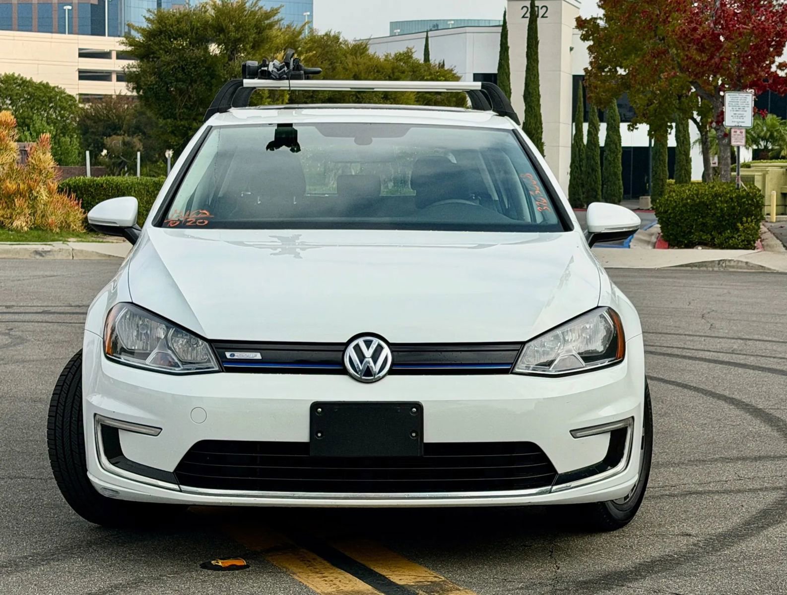 Used 2016 Volkswagen e-Golf SE w/ DC Fast Charging Package image 2