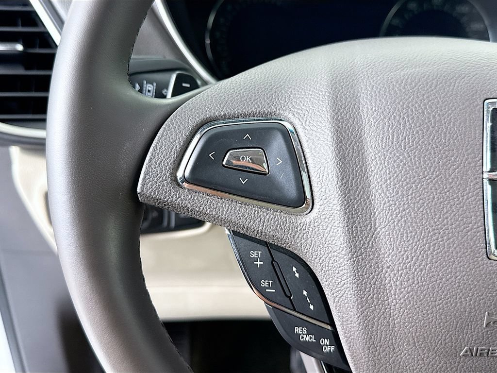 Used 2017 Lincoln MKX Reserve w/ Driver Assistance Package FWD image 11