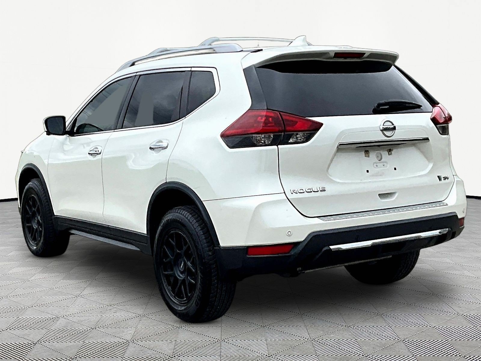 Used 2019 Nissan Rogue SV w/ Premium Package FWD image 4