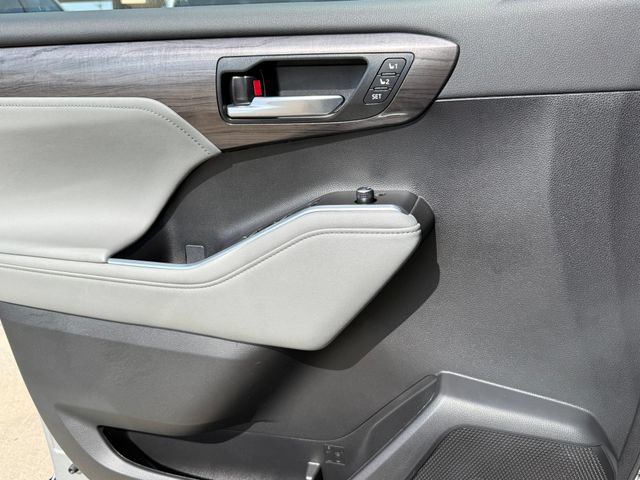 Used 2023 Toyota Highlander Platinum FWD image 26