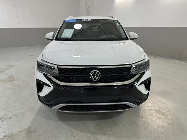 Certified 2023 Volkswagen Taos SE image 2