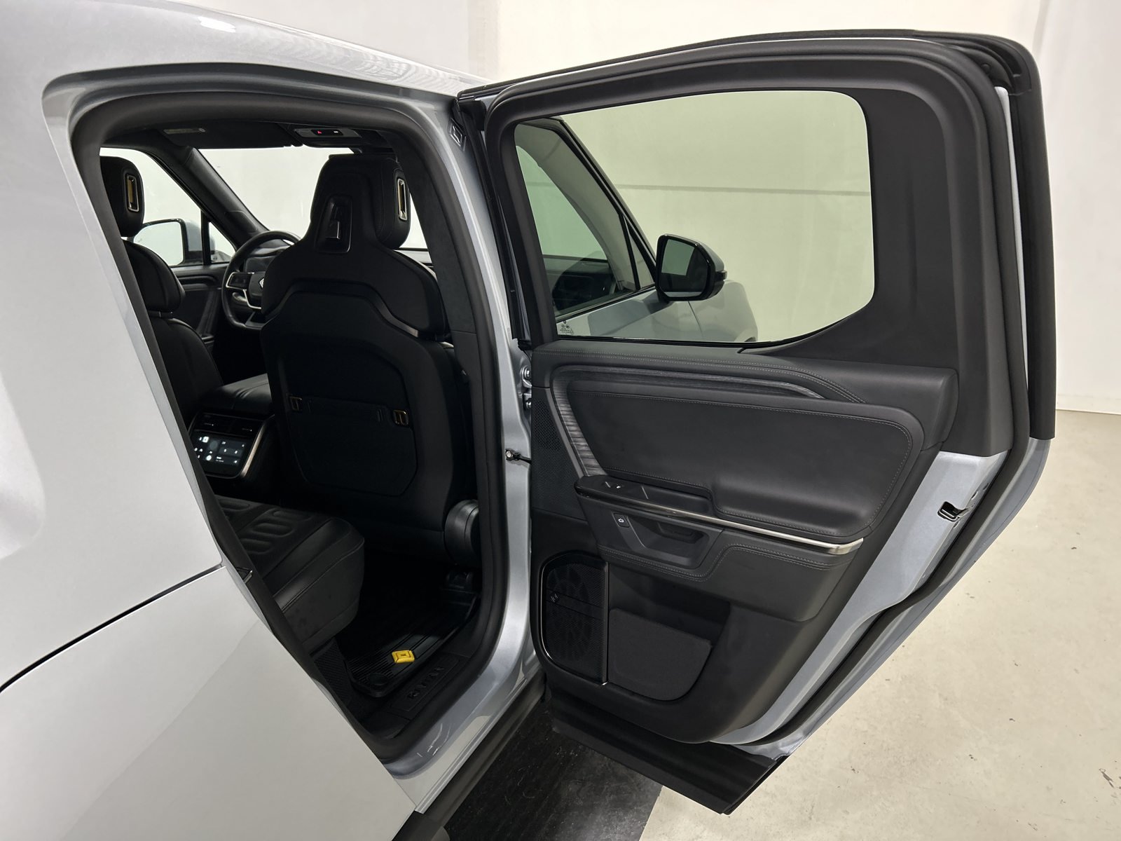 Used 2025 Rivian R1T Adventure Dual AWD/4WD image 19