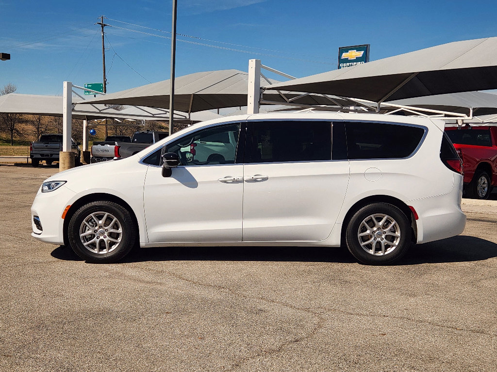 Used 2025 Chrysler Pacifica Select image 4