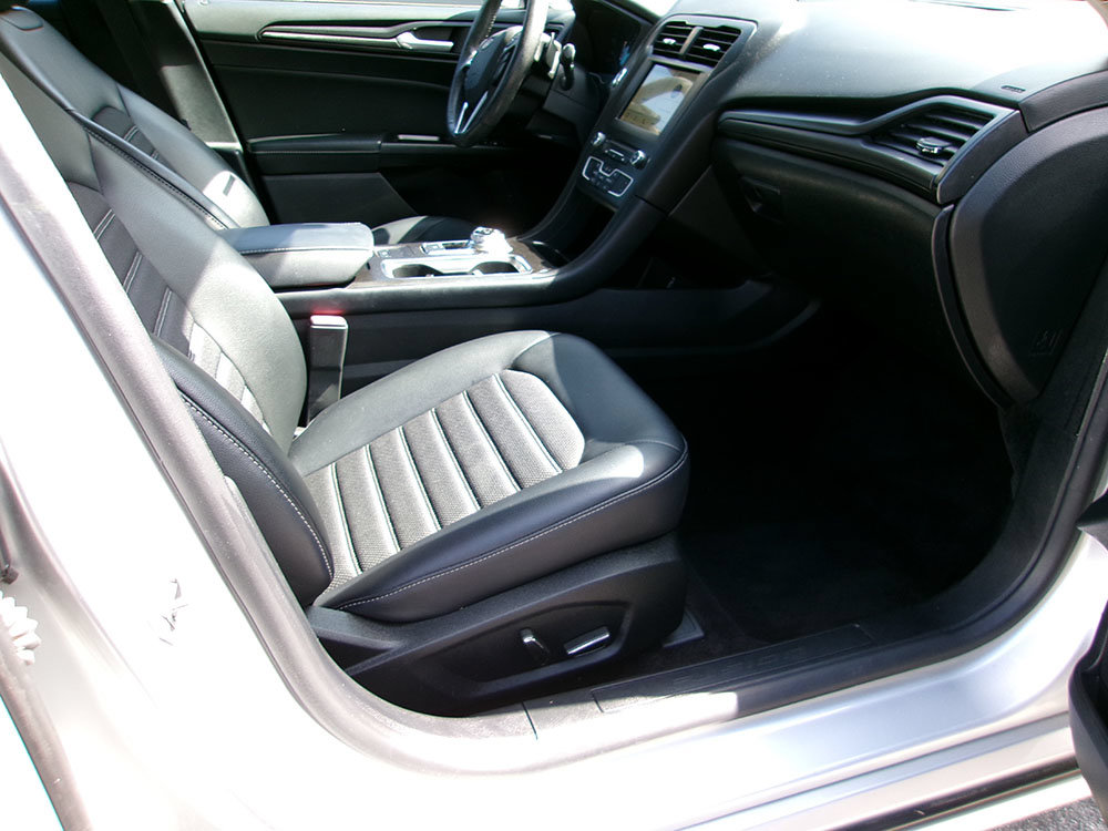 Used 2018 Ford Fusion SE w/ Equipment Group 201A FWD image 13