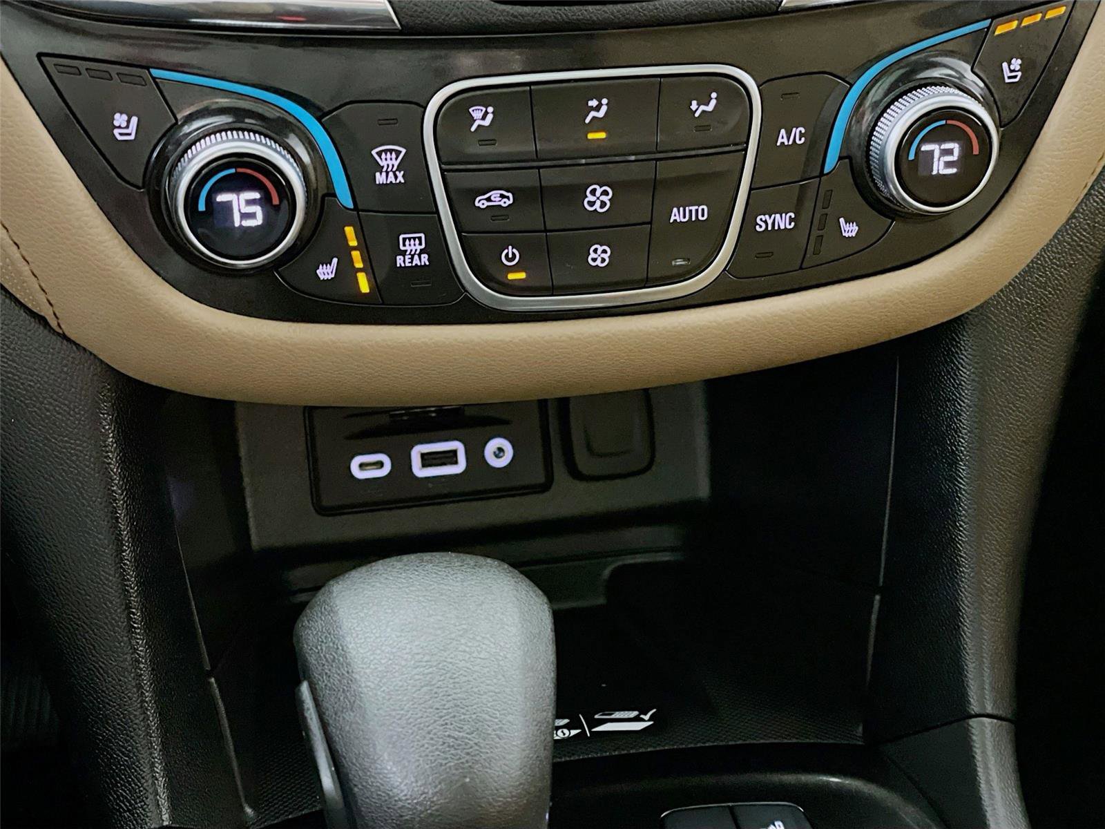 Used 2023 Chevrolet Equinox Premier image 19