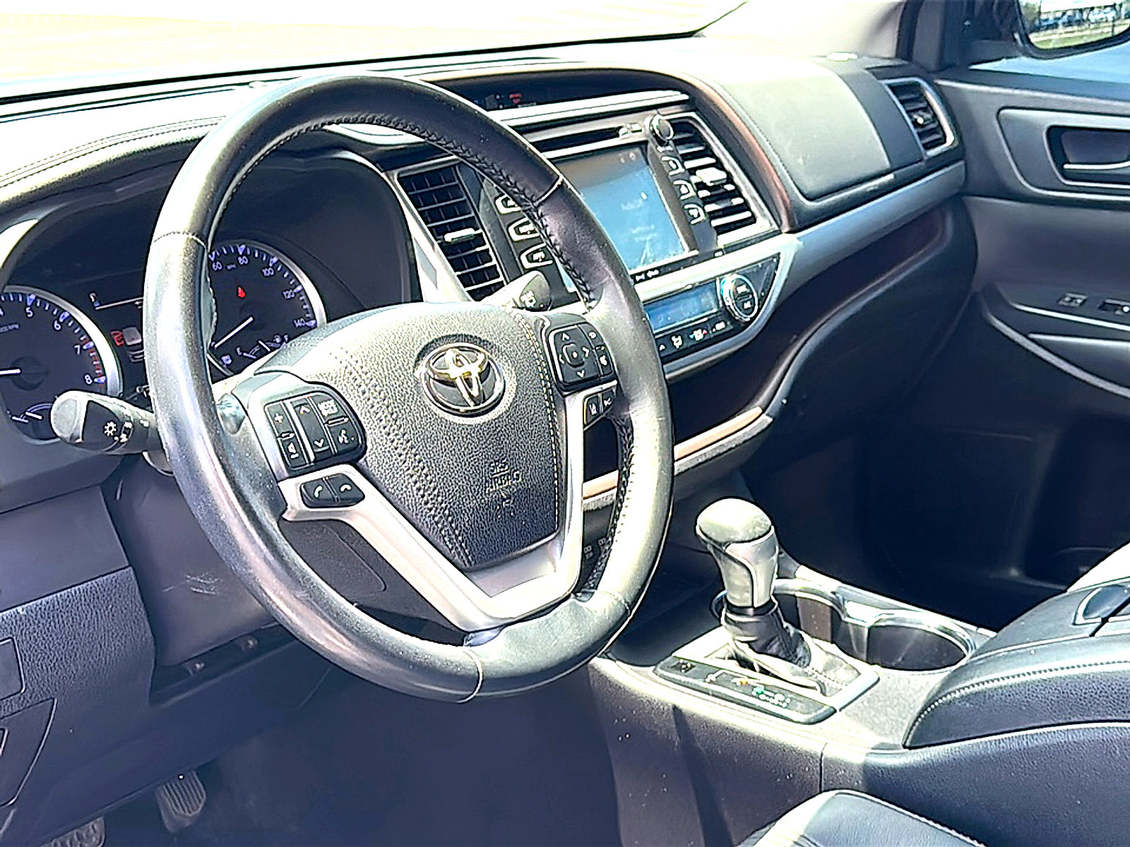 Used 2018 Toyota Highlander Plus FWD image 12