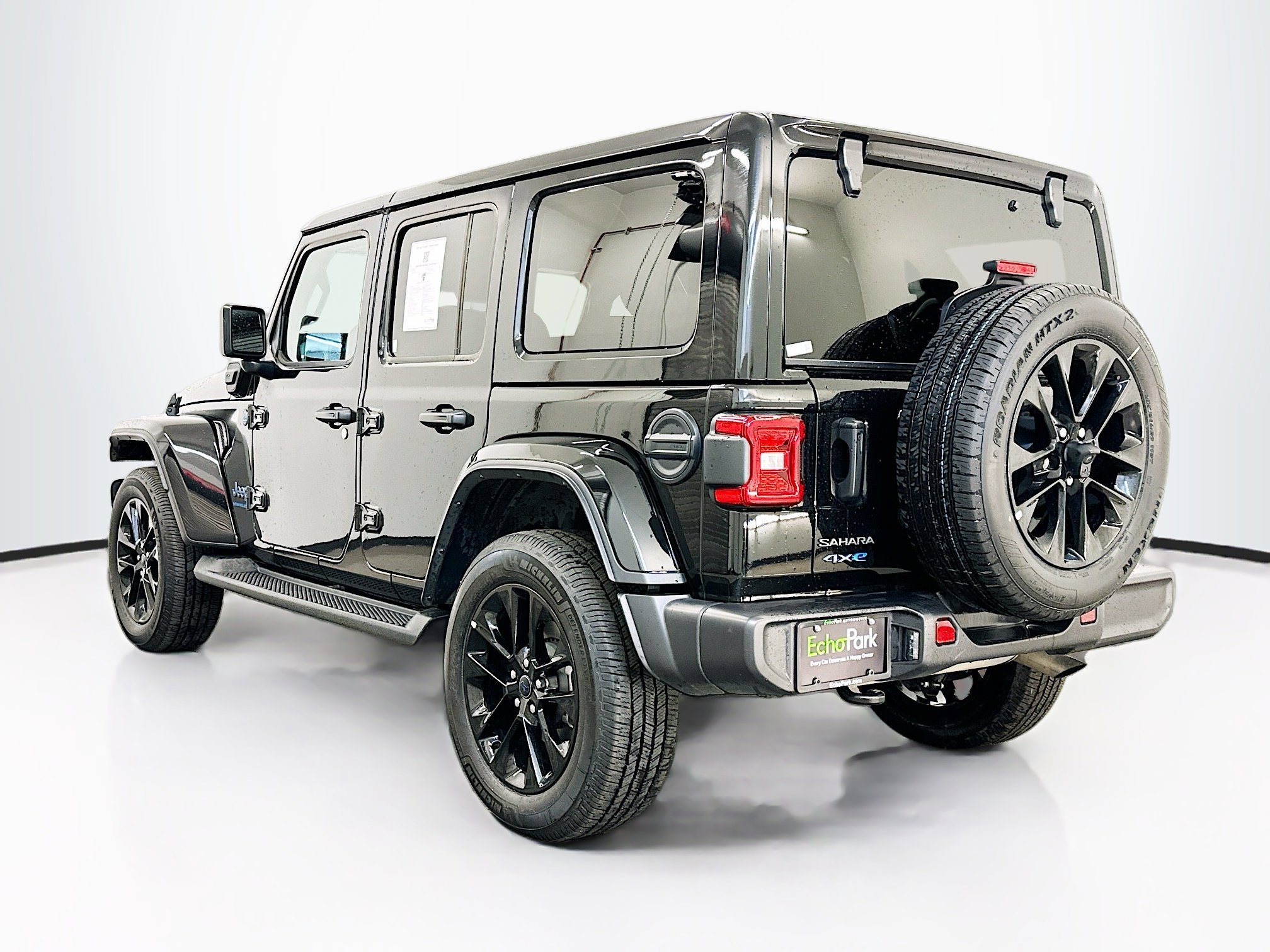 Used 2025 Jeep Wrangler Unlimited Sahara AWD/4WD image 5