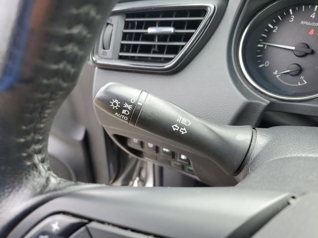 Used 2019 Nissan Rogue SV image 25