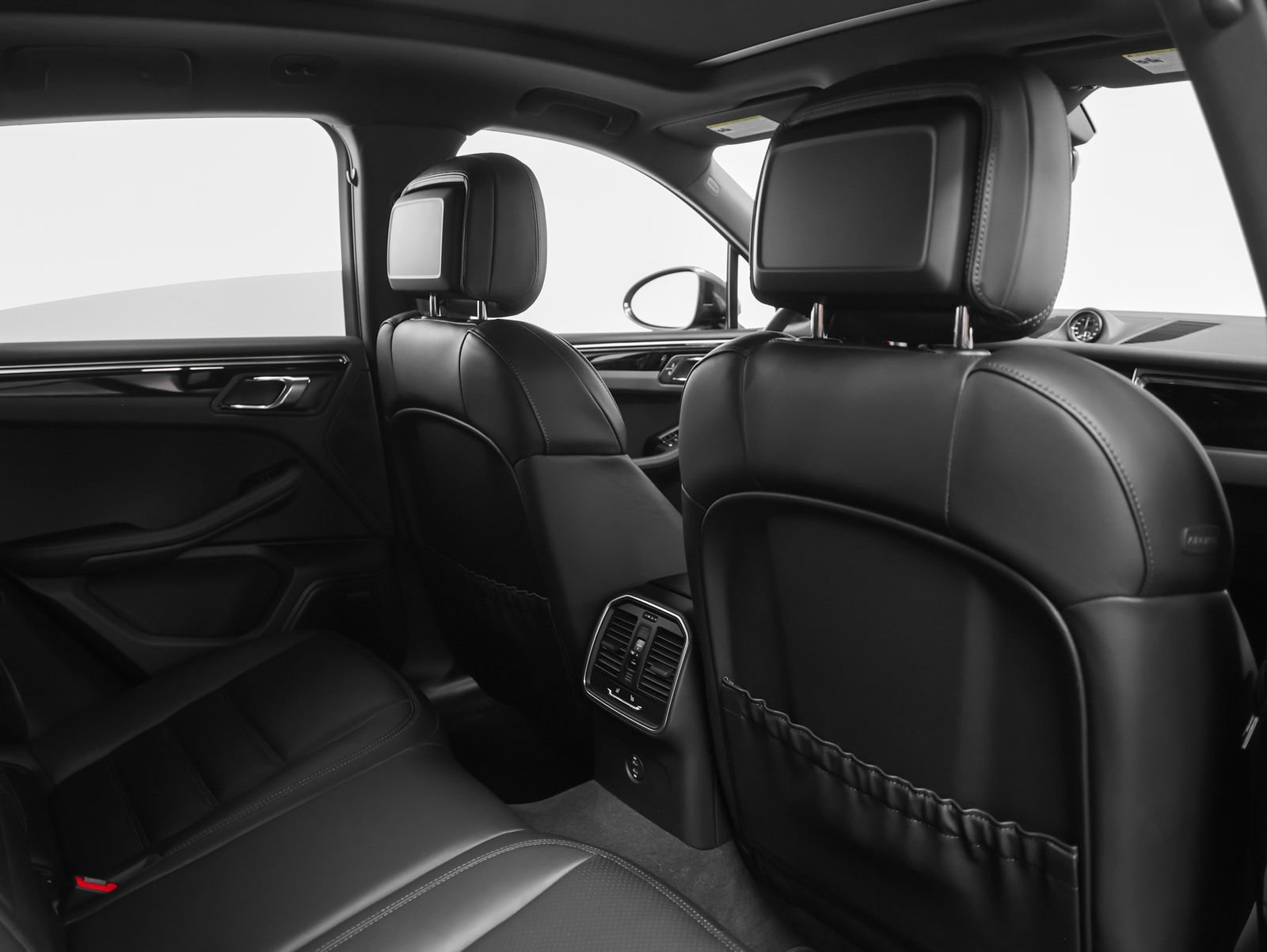 Certified 2026 Porsche Macan AWD/4WD image 26