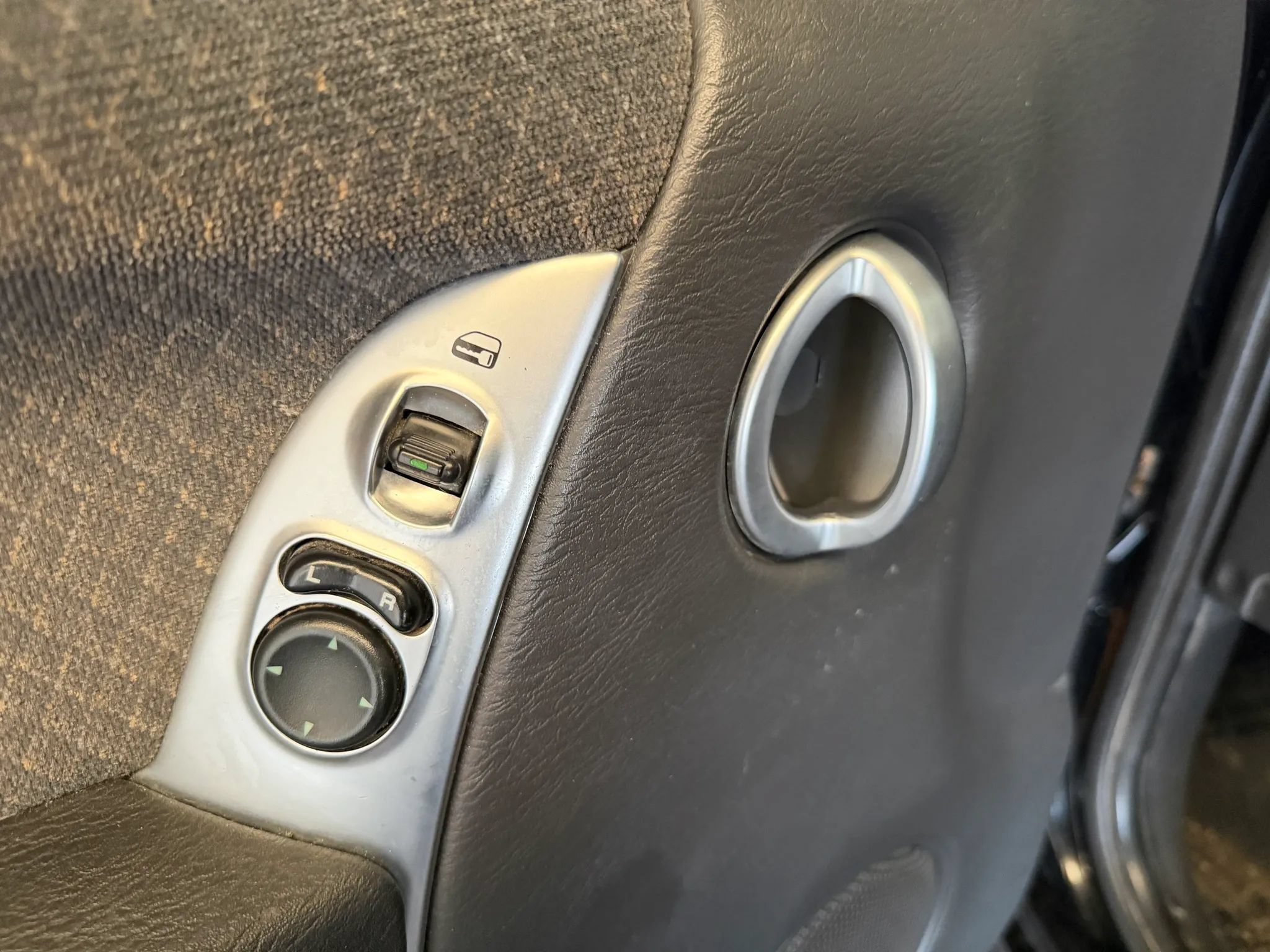 Used 2002 Jeep Liberty Limited AWD/4WD image 9