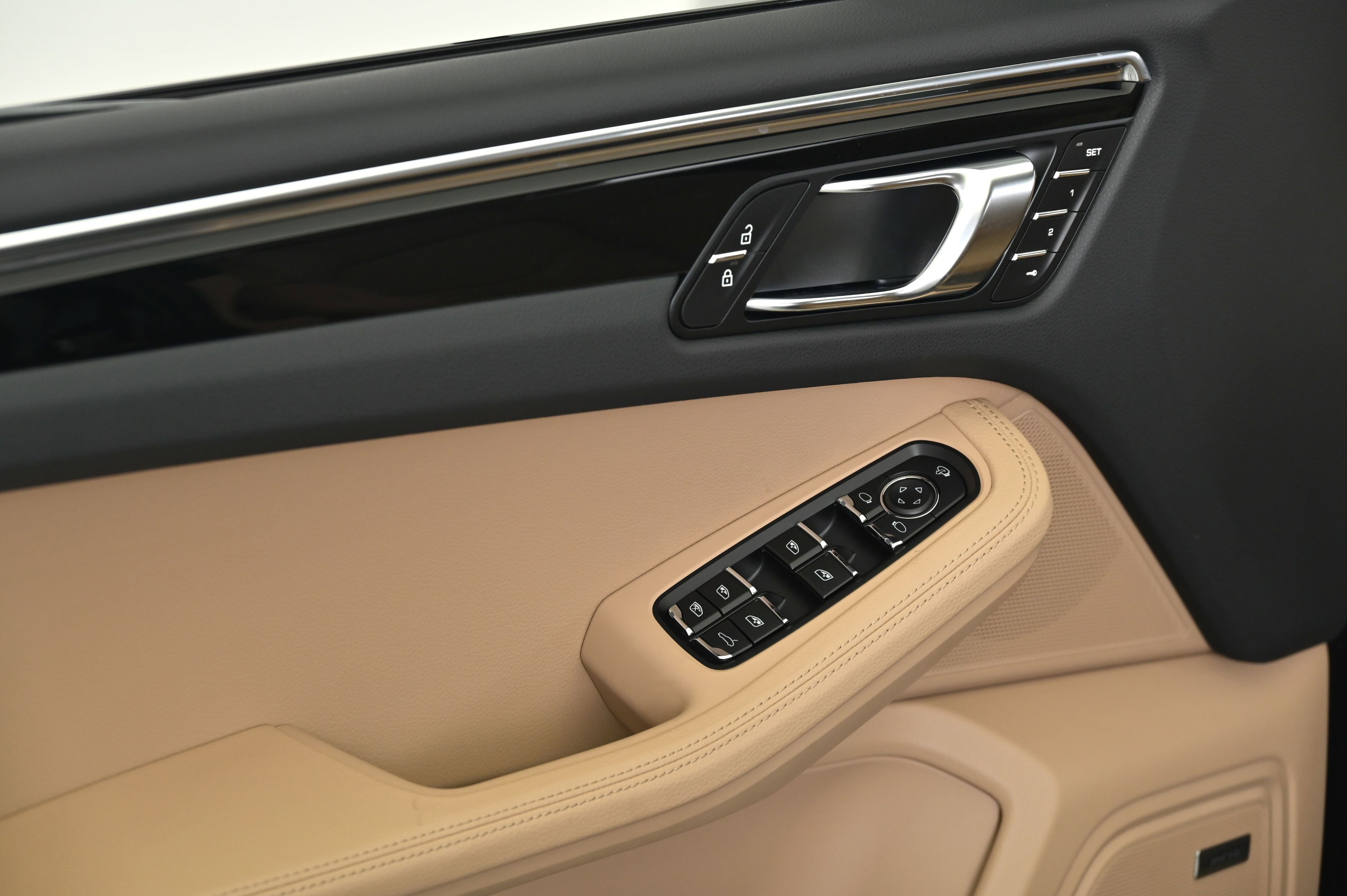 Certified 2025 Porsche Macan image 35