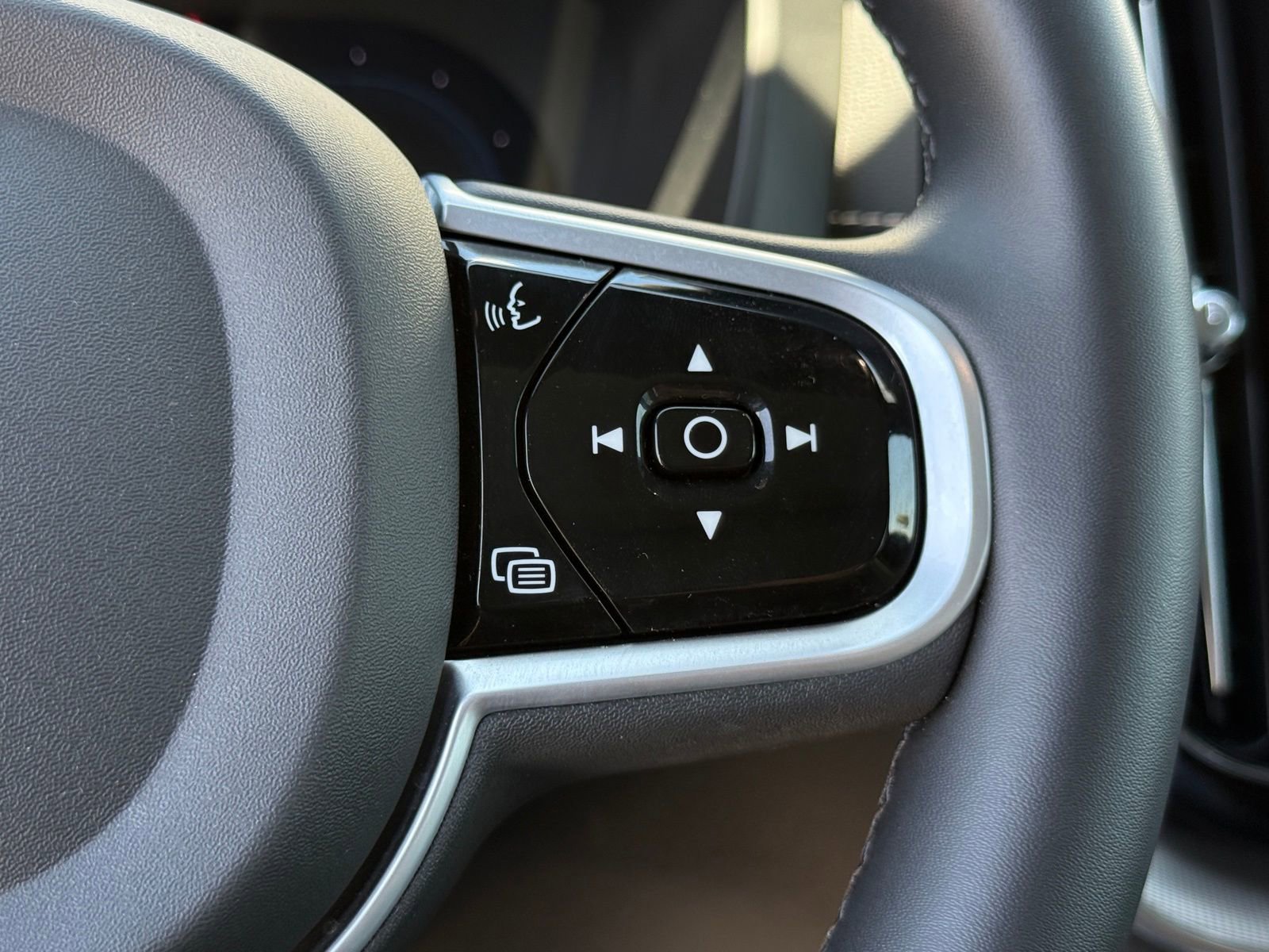 Used 2022 Volvo XC60 T8 R-Design w/ Advanced Package image 32