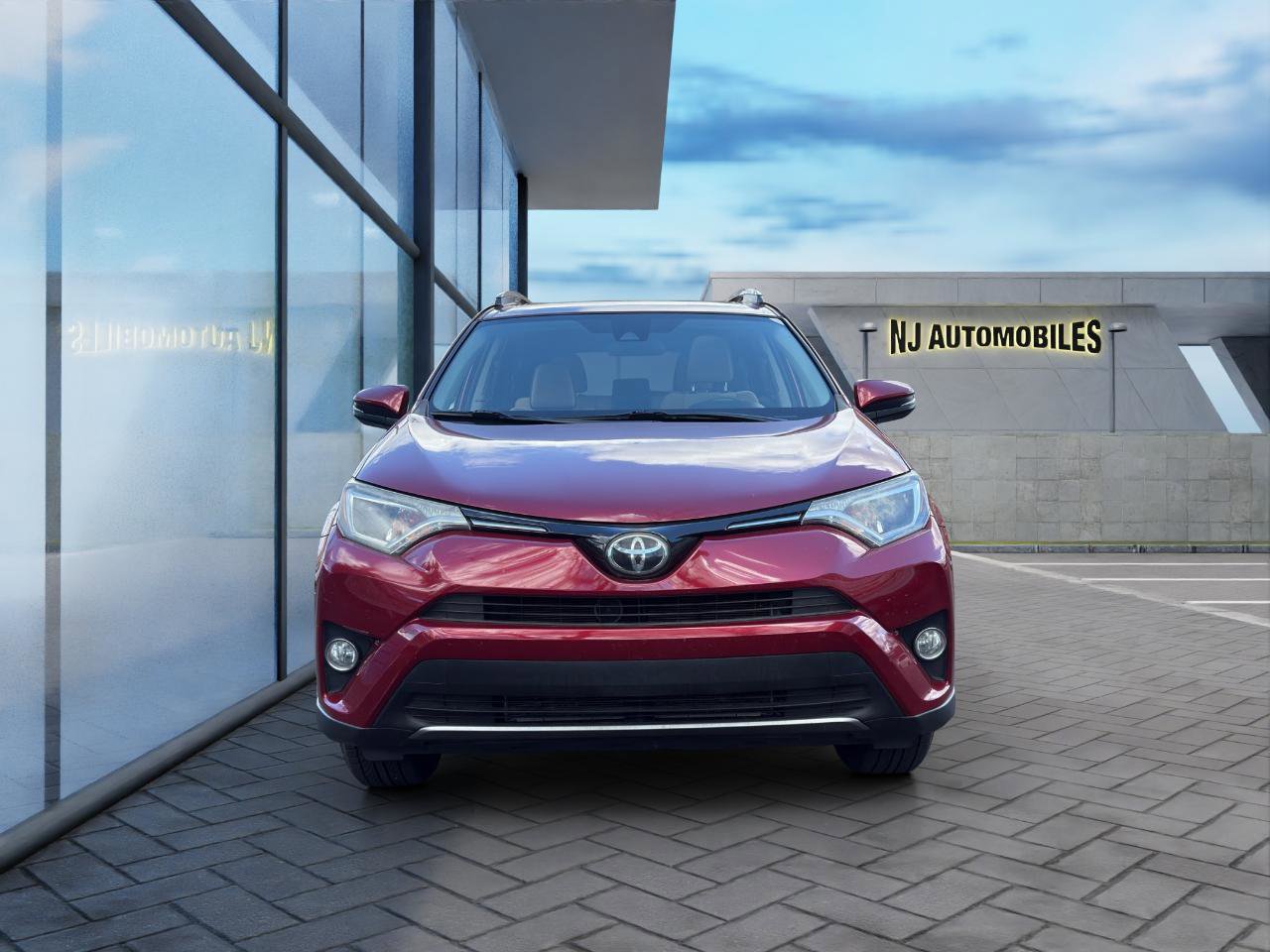 Used 2018 Toyota RAV4 XLE FWD image 2