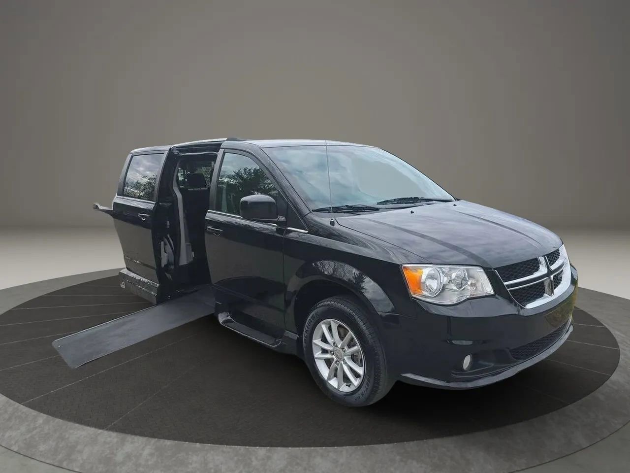 Used 2019 Dodge Grand Caravan SXT FWD image 1