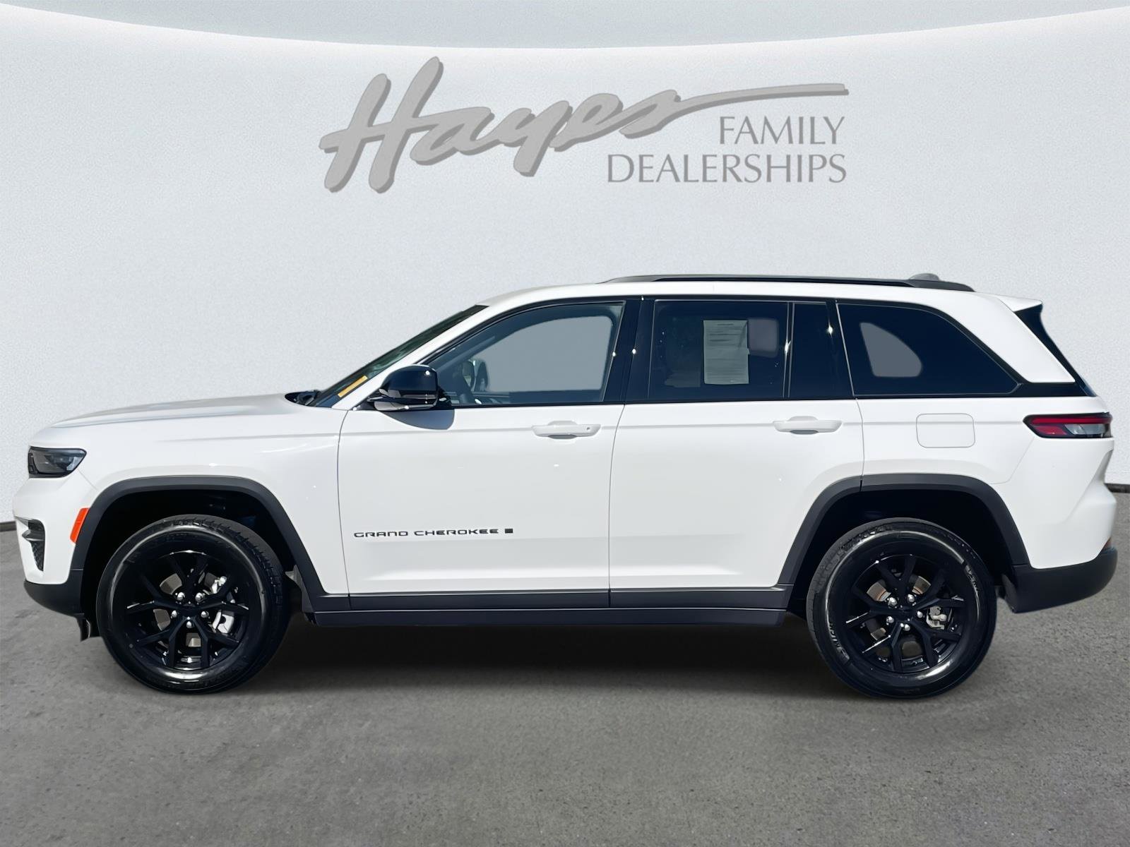 Used 2024 Jeep Grand Cherokee Altitude image 35