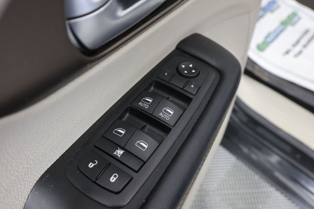 Used 2017 Chrysler Pacifica Touring image 30