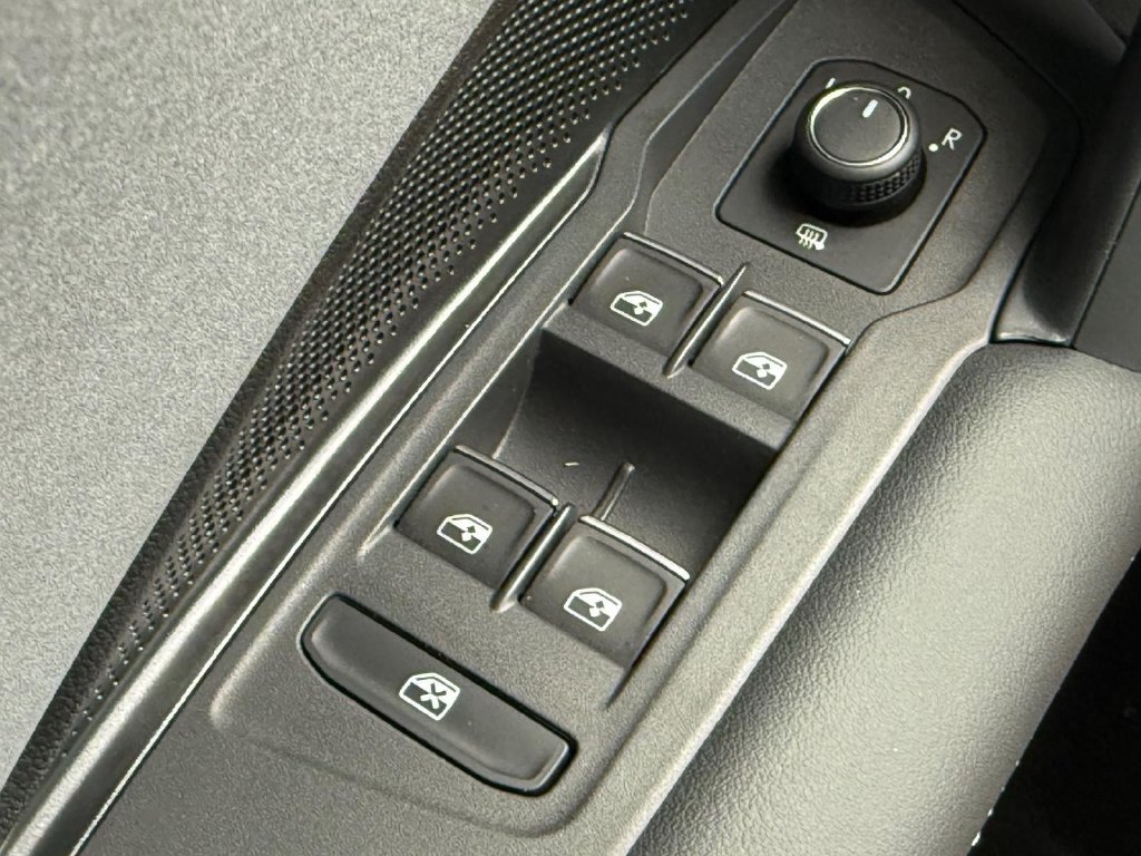 Used 2025 Volkswagen Tiguan SE R-Line AWD/4WD image 20