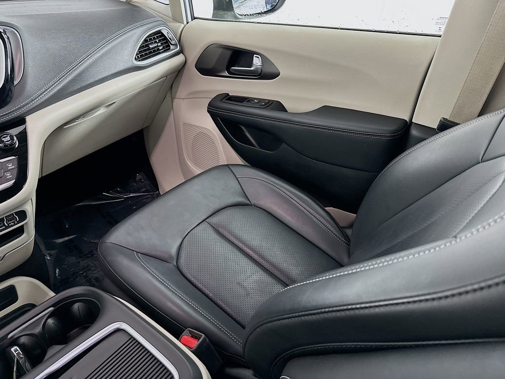 Used 2023 Chrysler Pacifica Touring-L image 33