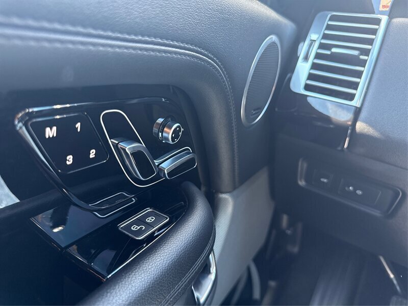 Used 2020 Land Rover Range Rover image 16