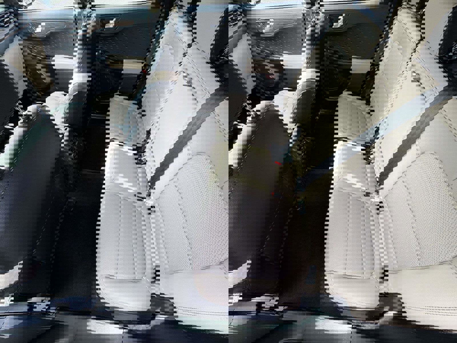 Used 2020 Ford Escape Titanium image 4