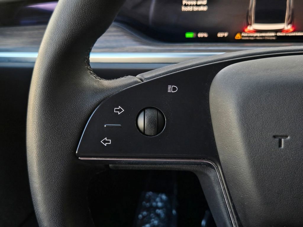 Used 2023 Tesla Model X image 25