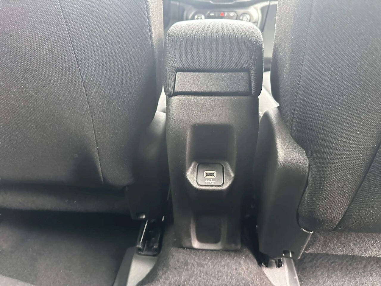 Used 2020 Jeep Renegade Latitude AWD/4WD image 22