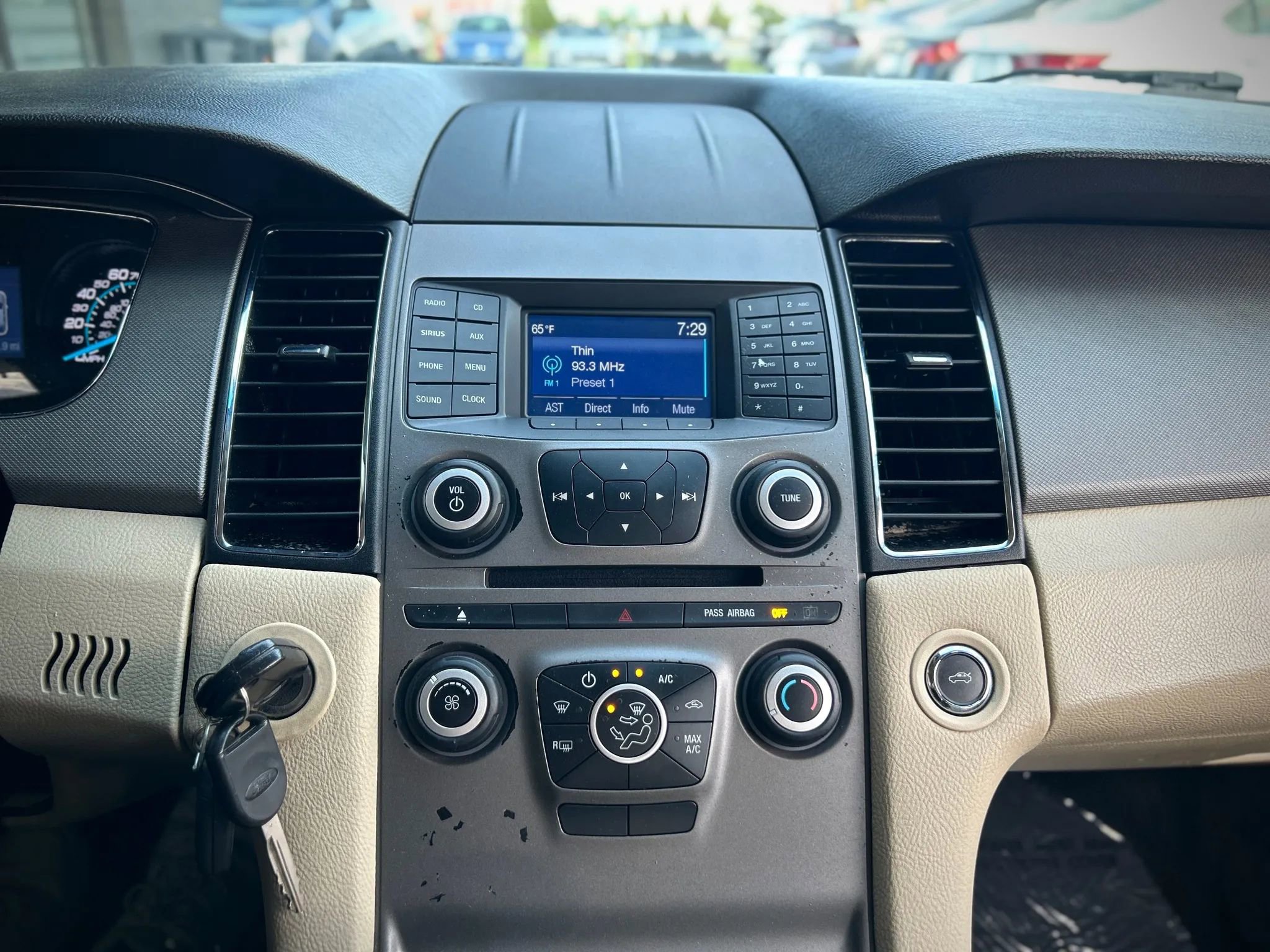 Used 2015 Ford Taurus SE image 17