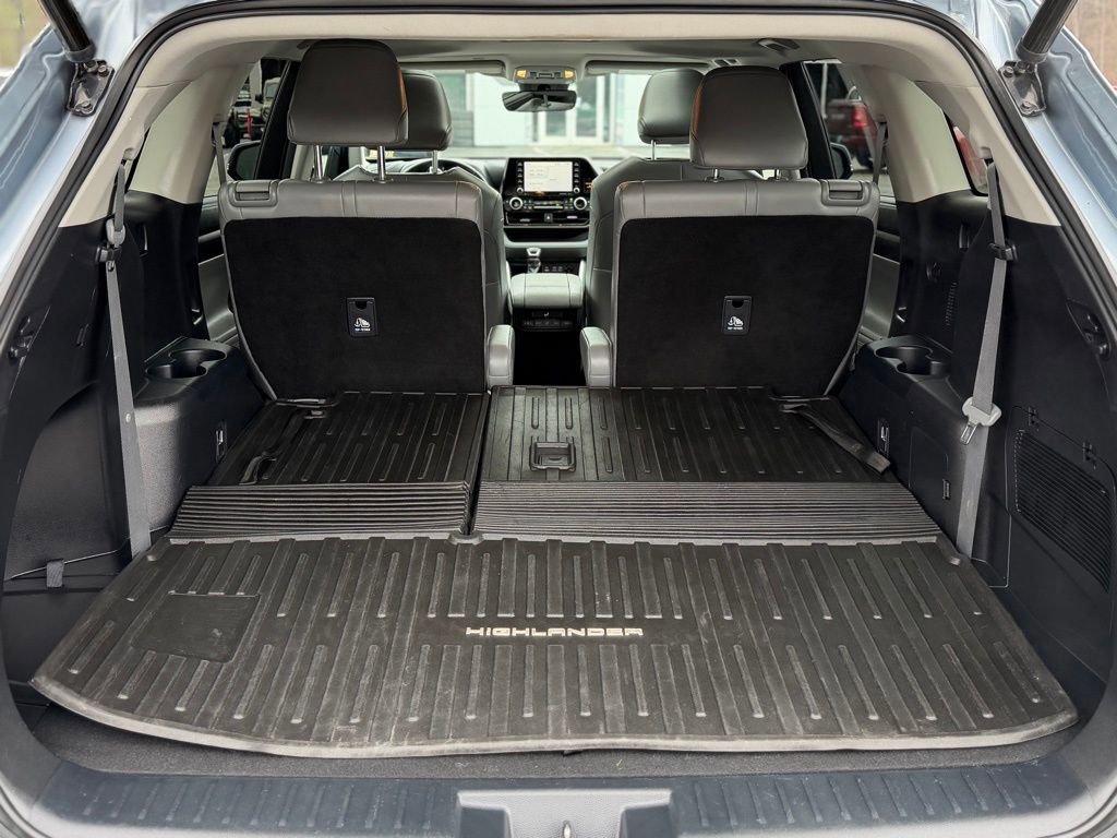 Used 2022 Toyota Highlander XLE AWD/4WD image 6