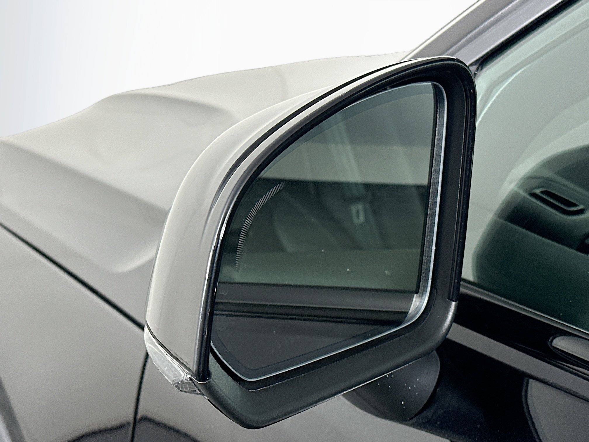 Used 2025 Volvo XC40 B5 Plus image 16
