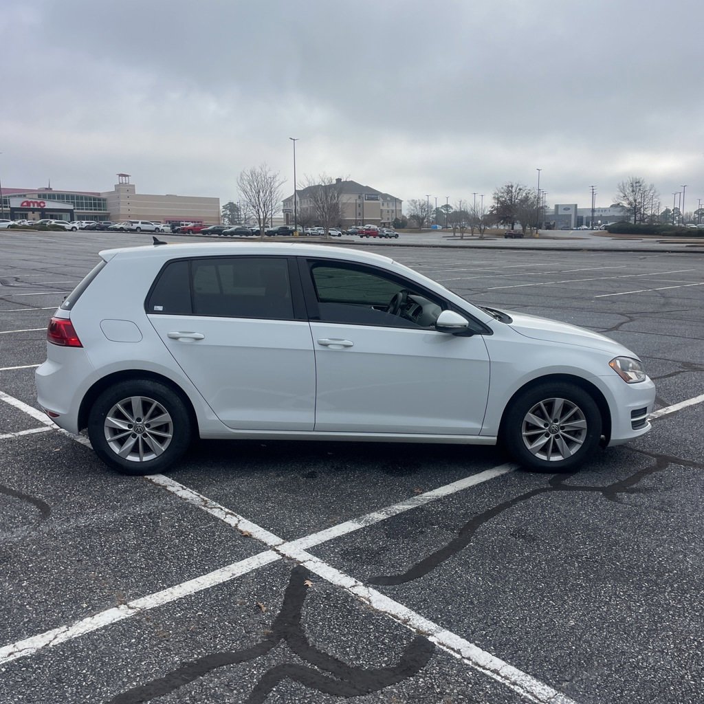 Used 2017 Volkswagen Golf S image 2