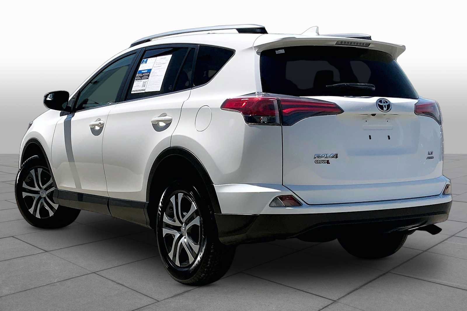 Used 2018 Toyota RAV4 LE AWD/4WD image 11