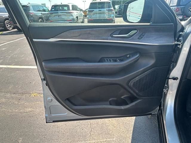 New 2025 Jeep Grand Cherokee L Limited w/ Black Appearance Package image 10