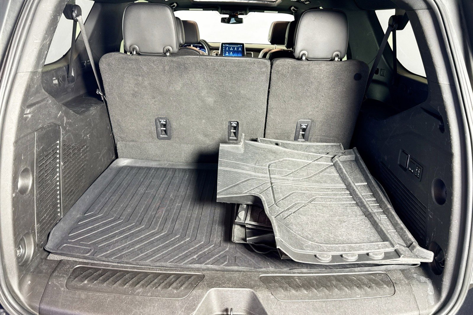 Used 2022 Chevrolet Suburban LT w/ Luxury Package image 25