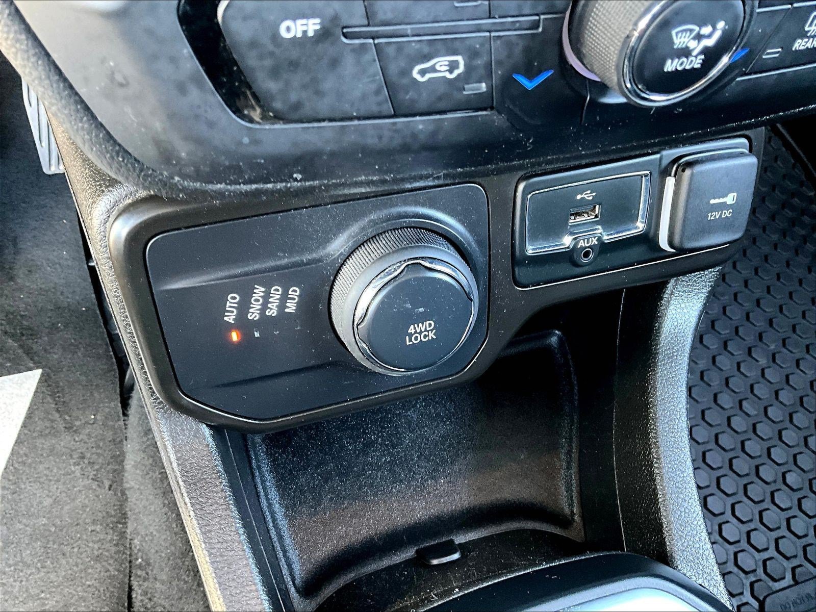 Used 2020 Jeep Renegade Latitude w/ Cold Weather Group AWD/4WD image 37